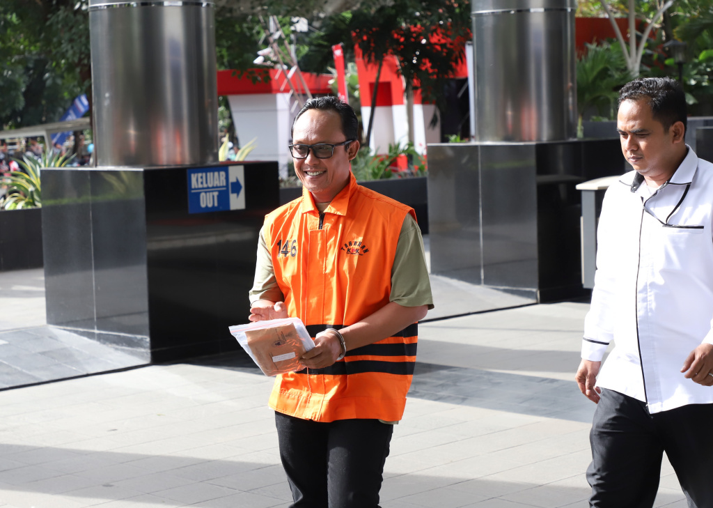 Tersangka Eks Bupati Lampung Tengah Ardito Wijaya kembali menjalani pemeriksaan oleh penyidik KPK terkait kasus dugaan suap dan gratifikasi proyek di Pemkab Lampung Tengah (Ashar/SinPo.id)