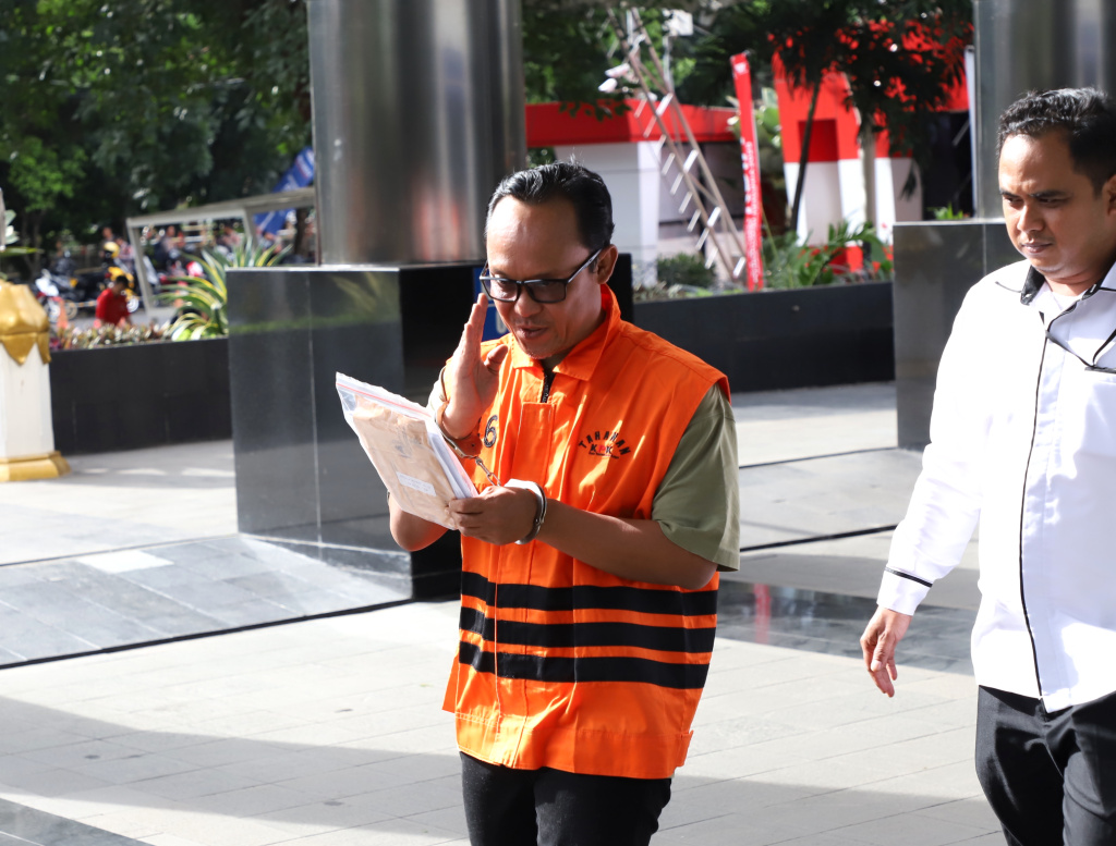 Tersangka Eks Bupati Lampung Tengah Ardito Wijaya kembali menjalani pemeriksaan oleh penyidik KPK terkait kasus dugaan suap dan gratifikasi proyek di Pemkab Lampung Tengah (Ashar/SinPo.id)