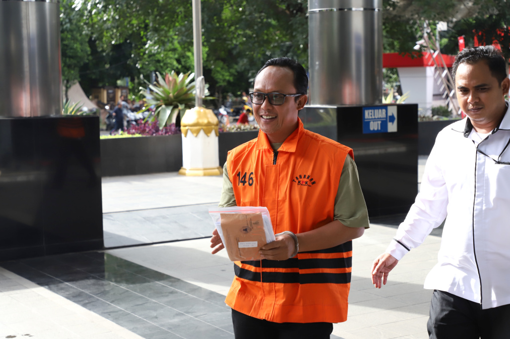 Tersangka Eks Bupati Lampung Tengah Ardito Wijaya kembali menjalani pemeriksaan oleh penyidik KPK terkait kasus dugaan suap dan gratifikasi proyek di Pemkab Lampung Tengah (Ashar/SinPo.id)