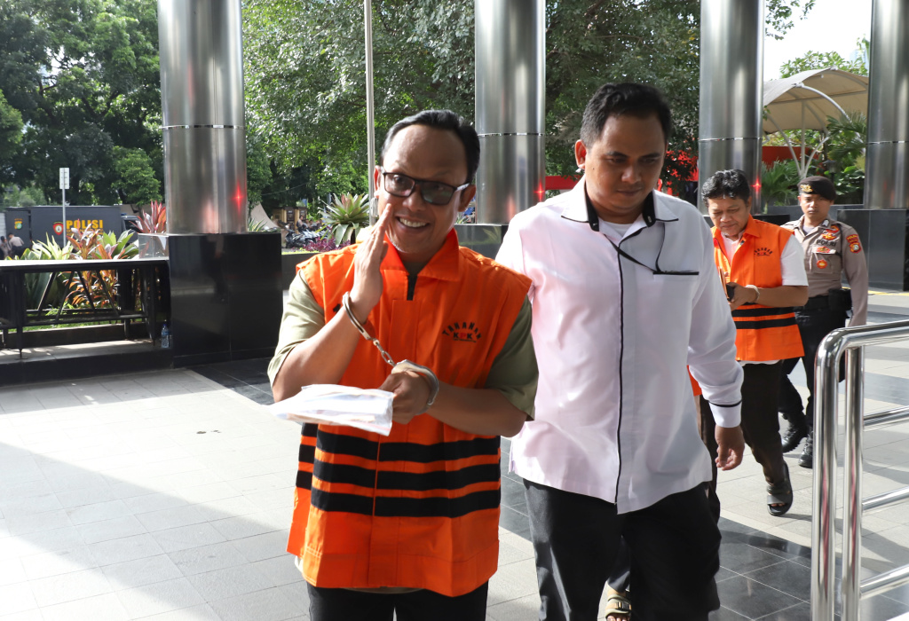 Tersangka Eks Bupati Lampung Tengah Ardito Wijaya kembali menjalani pemeriksaan oleh penyidik KPK terkait kasus dugaan suap dan gratifikasi proyek di Pemkab Lampung Tengah (Ashar/SinPo.id)