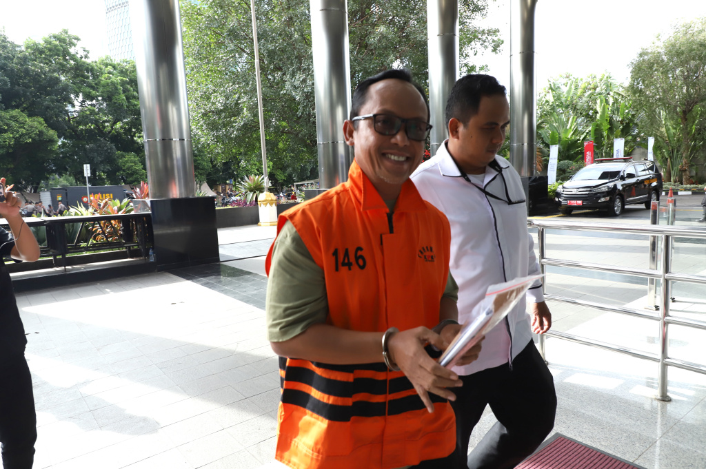 Tersangka Eks Bupati Lampung Tengah Ardito Wijaya kembali menjalani pemeriksaan oleh penyidik KPK terkait kasus dugaan suap dan gratifikasi proyek di Pemkab Lampung Tengah (Ashar/SinPo.id)