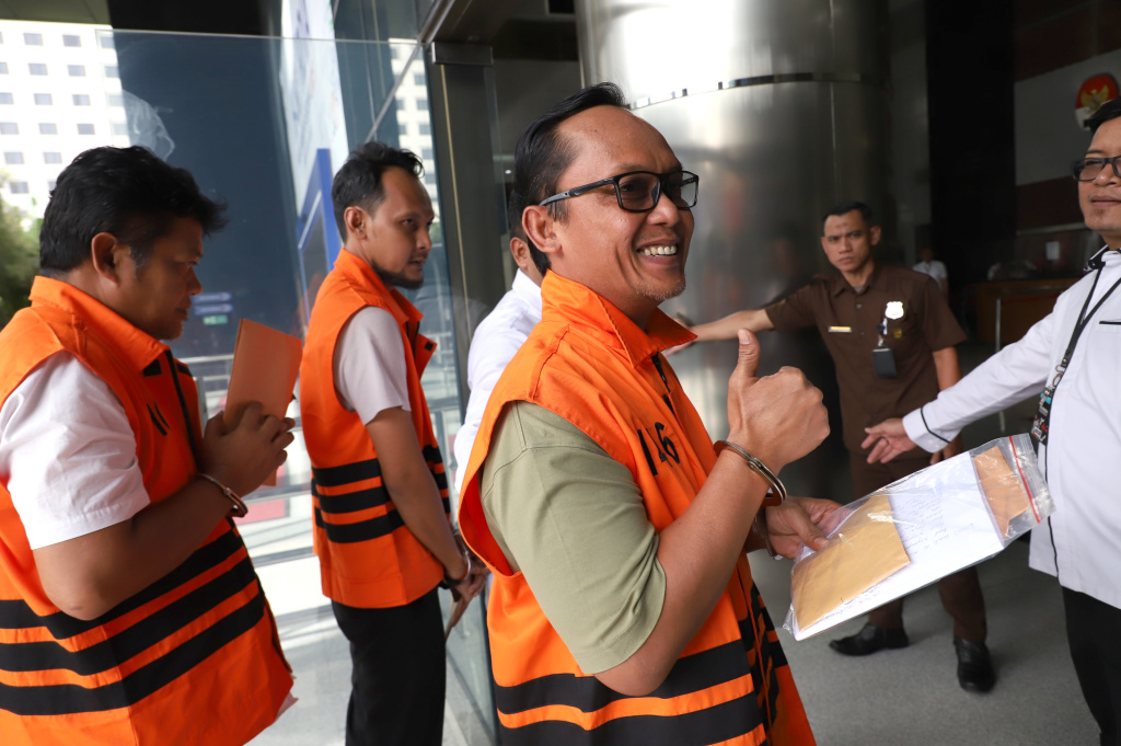 Tersangka Eks Bupati Lampung Tengah Ardito Wijaya kembali menjalani pemeriksaan oleh penyidik KPK terkait kasus dugaan suap dan gratifikasi proyek di Pemkab Lampung Tengah (Ashar/SinPo.id)