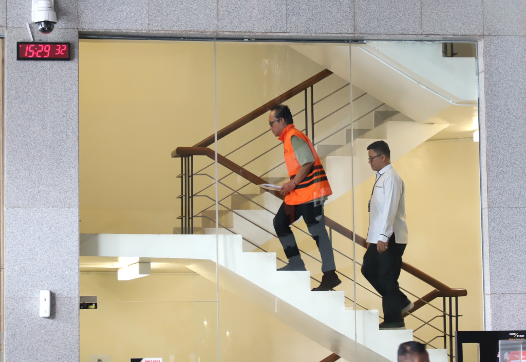 Tersangka Eks Bupati Lampung Tengah Ardito Wijaya kembali menjalani pemeriksaan oleh penyidik KPK terkait kasus dugaan suap dan gratifikasi proyek di Pemkab Lampung Tengah (Ashar/SinPo.id)