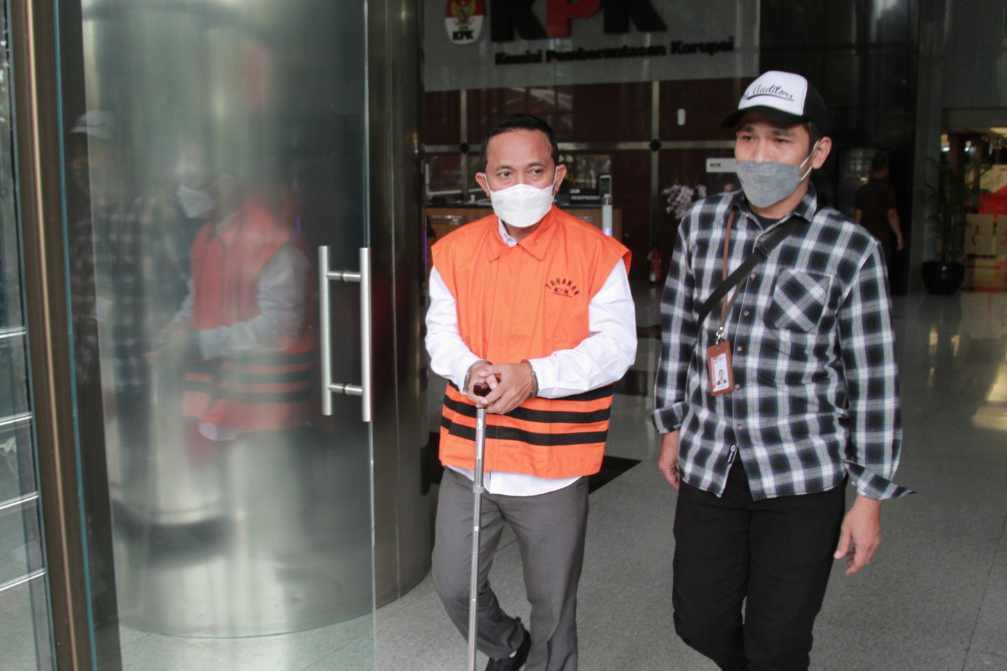 Tersangka Kepala Desa Jaglung, Kabupaten Sampang, Madura selesai menjalani pemeriksaan di Gedung Merah Putih KPK terkait kasus dana hibah Provinsi Jawa Timur (Ashar/SinPo.id)