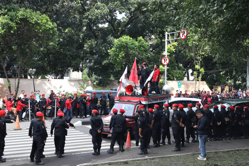 Tersangka Sekjen PDIP Hasto Kristiyanto tiba di KPK untuk menjalani pemeriksaan tekait dugaan kasus Harun Masiku (Ashar/SinPo.id)