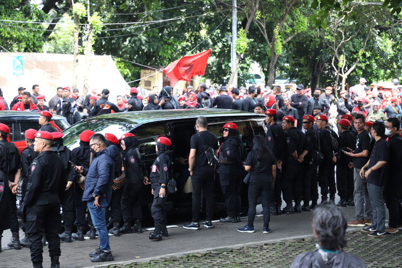 Tersangka Sekjen PDIP Hasto Kristiyanto tiba di KPK untuk menjalani pemeriksaan tekait dugaan kasus Harun Masiku (Ashar/SinPo.id)