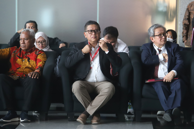 Tersangka Sekjen PDIP Hasto Kristiyanto tiba di KPK untuk menjalani pemeriksaan tekait dugaan kasus Harun Masiku (Ashar/SinPo.id)