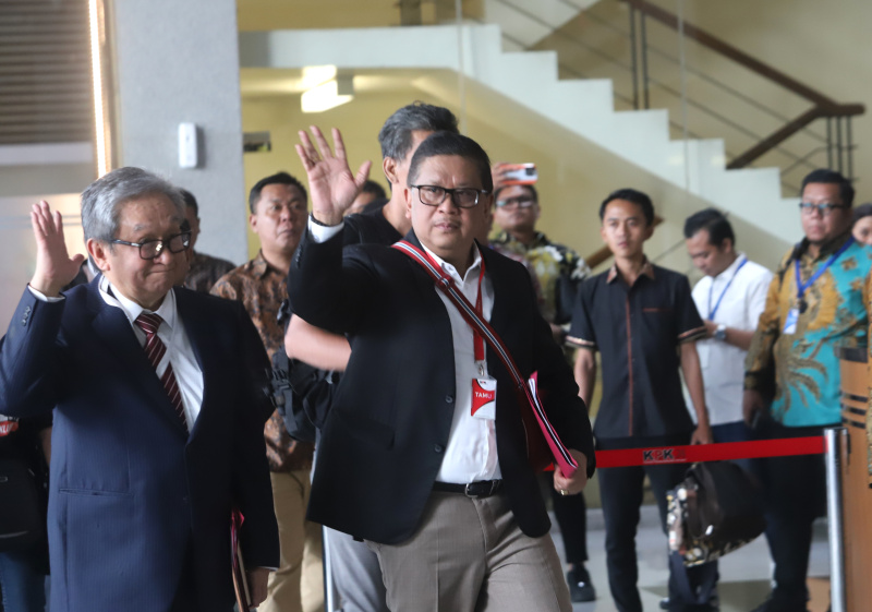 Tersangka Sekjen PDIP Hasto Kristiyanto tiba di KPK untuk menjalani pemeriksaan tekait dugaan kasus Harun Masiku (Ashar/SinPo.id)