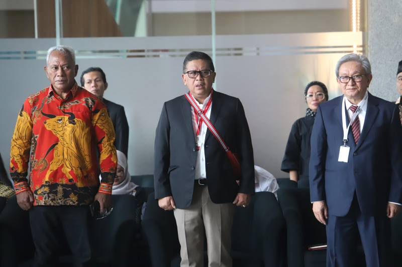 Tersangka Sekjen PDIP Hasto Kristiyanto tiba di KPK untuk menjalani pemeriksaan tekait dugaan kasus Harun Masiku (Ashar/SinPo.id)