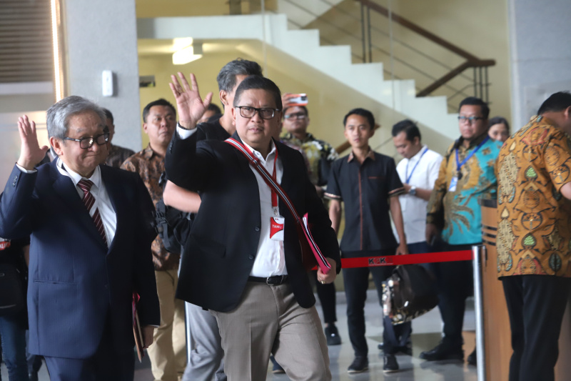 Tersangka Sekjen PDIP Hasto Kristiyanto tiba di KPK untuk menjalani pemeriksaan tekait dugaan kasus Harun Masiku (Ashar/SinPo.id)