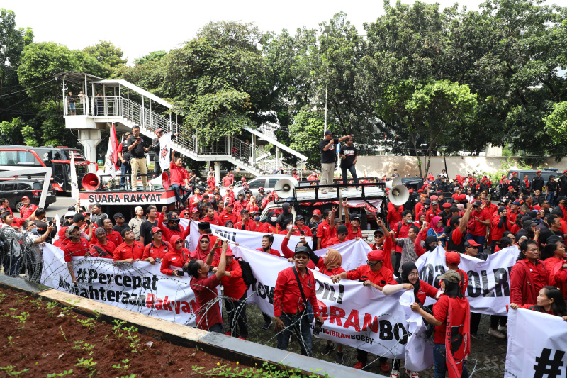 Tersangka Sekjen PDIP Hasto Kristiyanto tiba di KPK untuk menjalani pemeriksaan tekait dugaan kasus Harun Masiku (Ashar/SinPo.id)