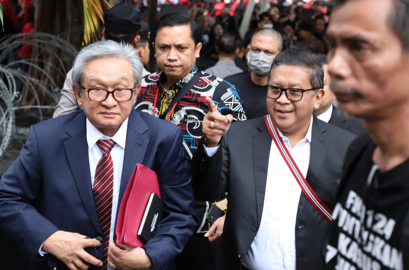 Tersangka Sekjen PDIP Hasto Kristiyanto tiba di KPK untuk menjalani pemeriksaan tekait dugaan kasus Harun Masiku (Ashar/SinPo.id)