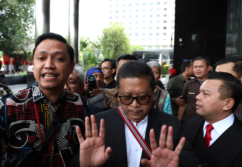 Tersangka Sekjen PDIP Hasto Kristiyanto tiba di KPK untuk menjalani pemeriksaan tekait dugaan kasus Harun Masiku (Ashar/SinPo.id)