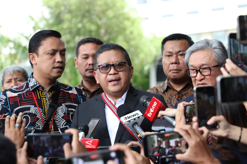 Tersangka Sekjen PDIP Hasto Kristiyanto tiba di KPK untuk menjalani pemeriksaan tekait dugaan kasus Harun Masiku (Ashar/SinPo.id)