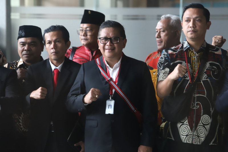 Tersangka Sekjen PDIP Hasto Kristiyanto tiba di KPK untuk menjalani pemeriksaan tekait dugaan kasus Harun Masiku (Ashar/SinPo.id)