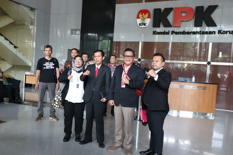 Tersangka Sekjen PDIP Hasto Kristiyanto tiba di KPK untuk menjalani pemeriksaan tekait dugaan kasus Harun Masiku (Ashar/SinPo.id)