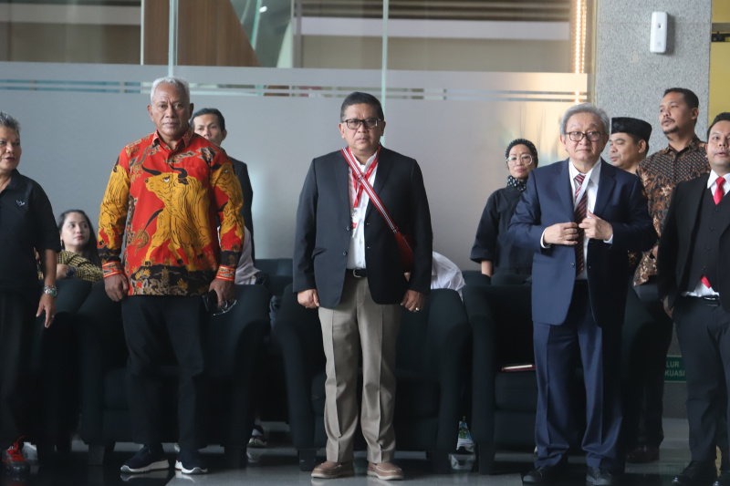 Tersangka Sekjen PDIP Hasto Kristiyanto tiba di KPK untuk menjalani pemeriksaan tekait dugaan kasus Harun Masiku (Ashar/SinPo.id)