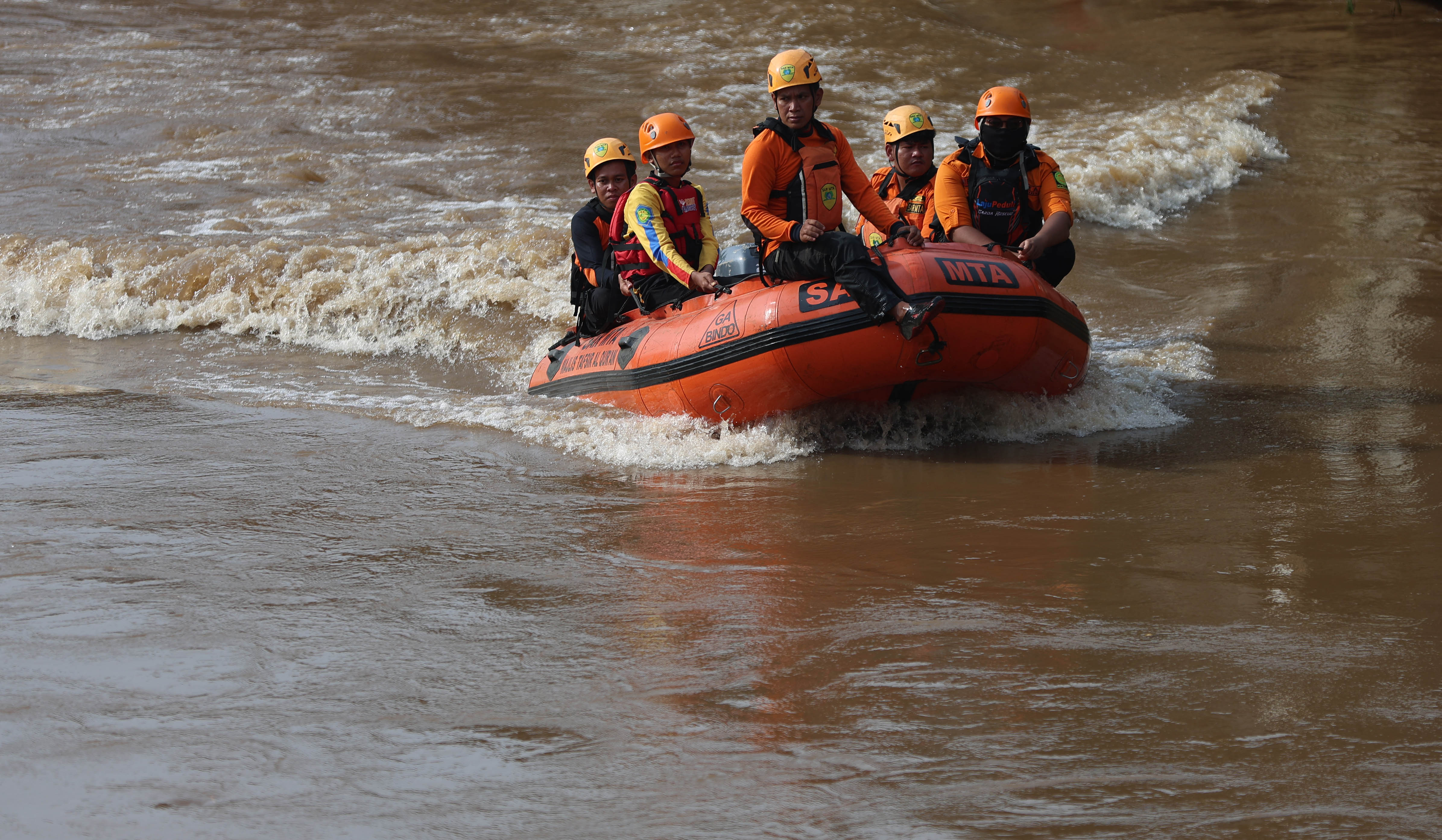 Tim SAR Gabungan melakukan pencarian remaja di Kali Ciliwung. (Agus Priatna/SinPo.id)