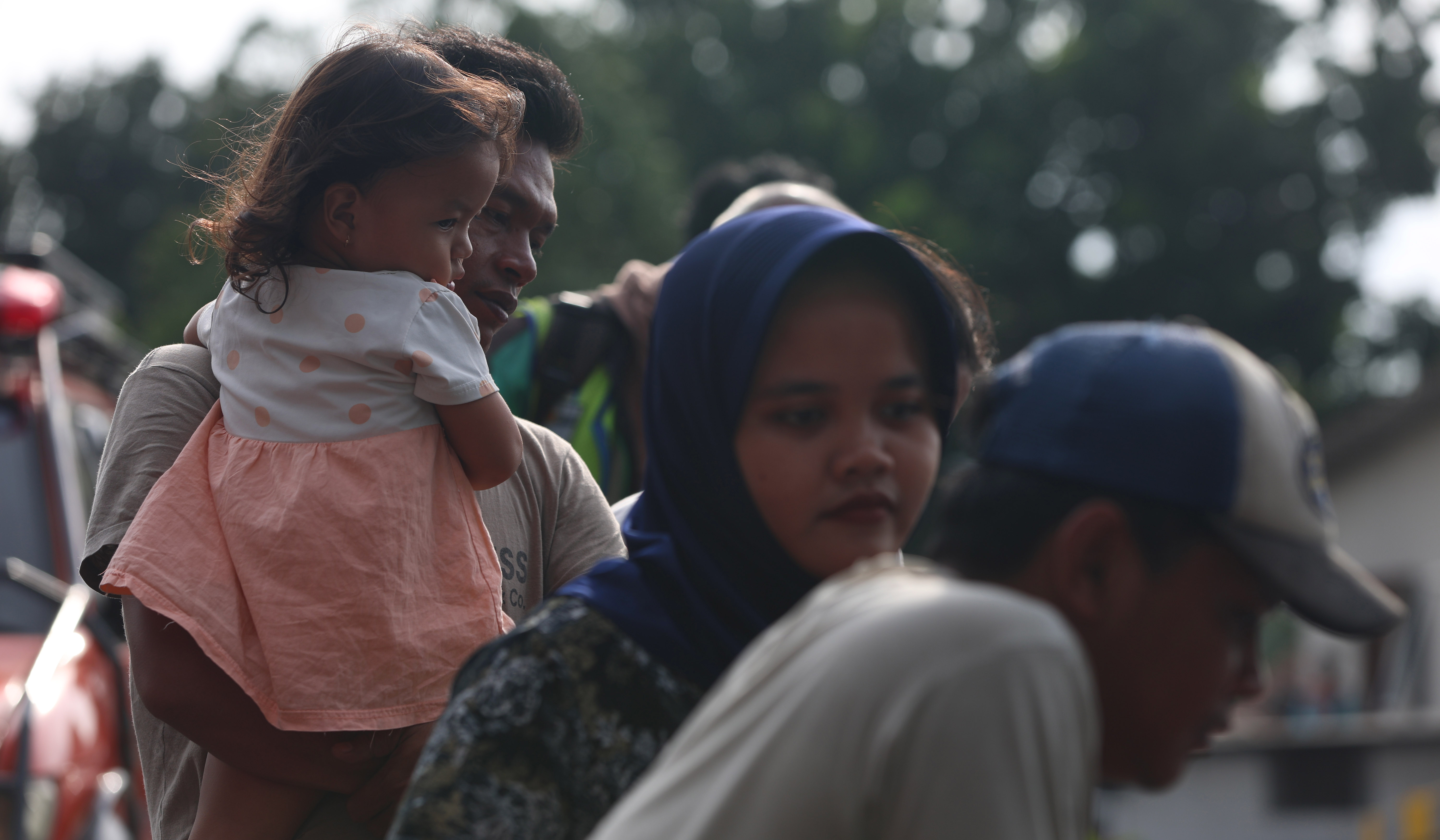 Tim SAR Gabungan melakukan pencarian remaja di Kali Ciliwung. (Agus Priatna/SinPo.id)