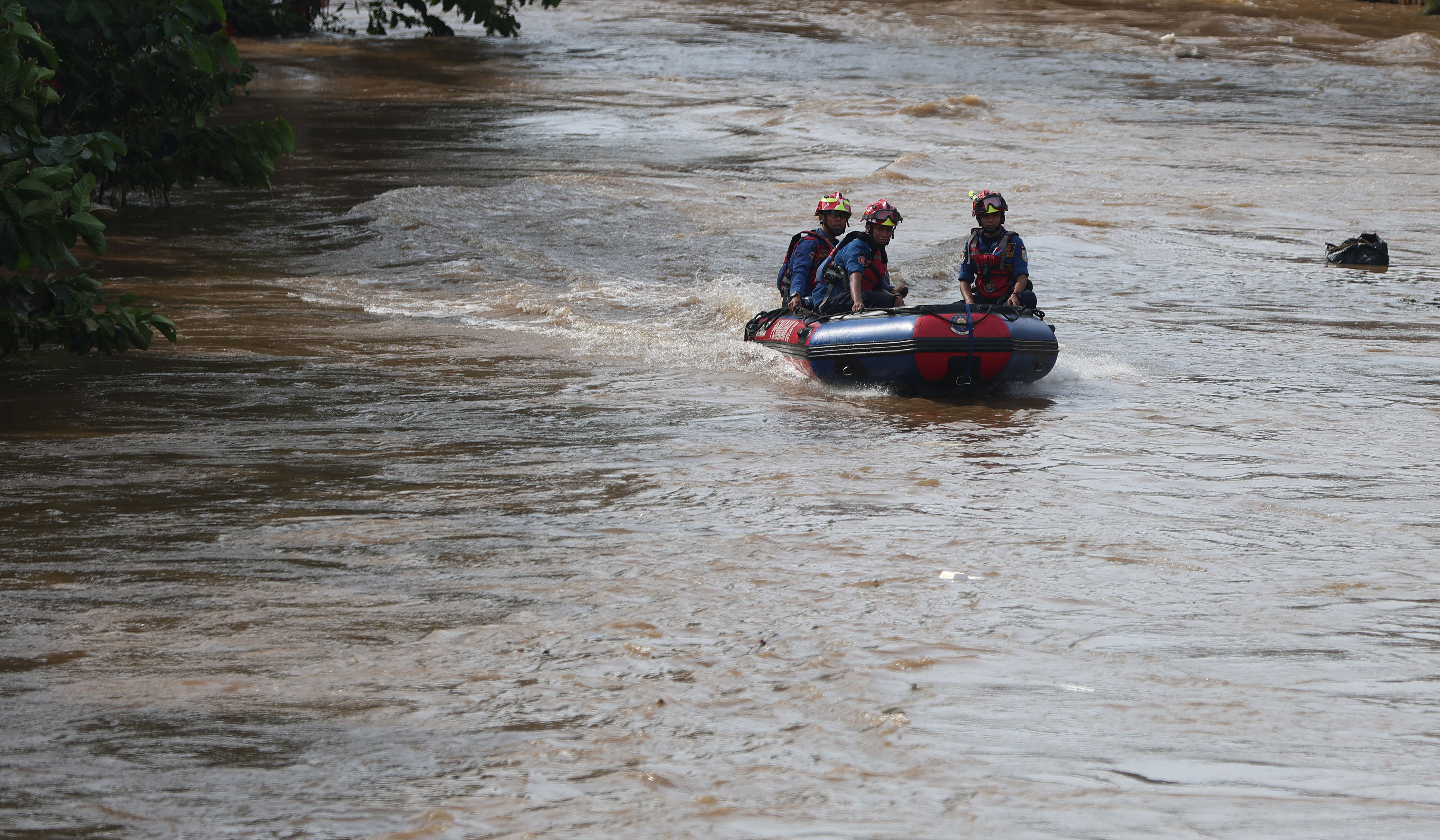 Tim SAR Gabungan melakukan pencarian remaja di Kali Ciliwung. (Agus Priatna/SinPo.id)