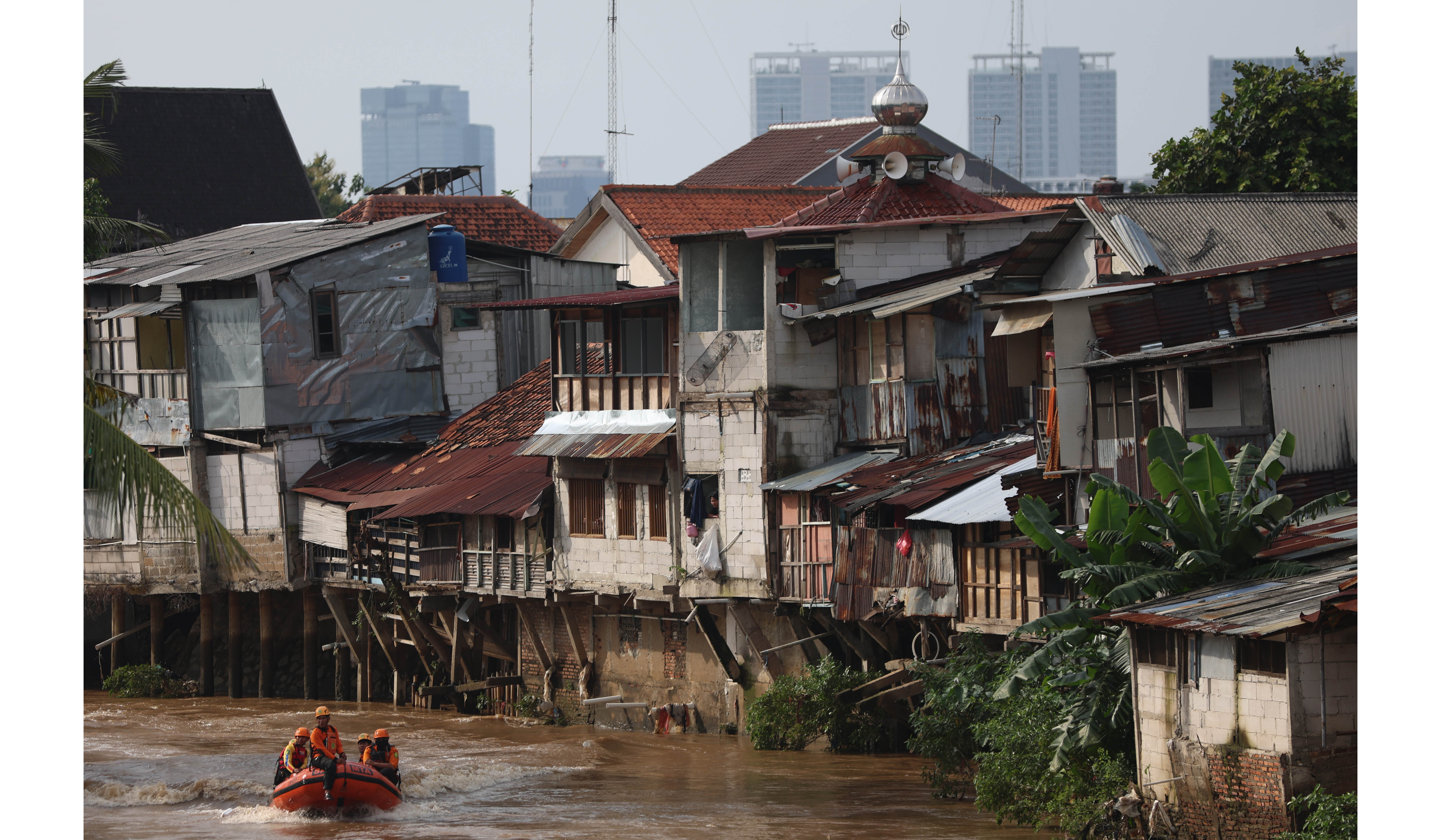 Tim SAR Gabungan melakukan pencarian remaja di Kali Ciliwung. (Agus Priatna/SinPo.id)