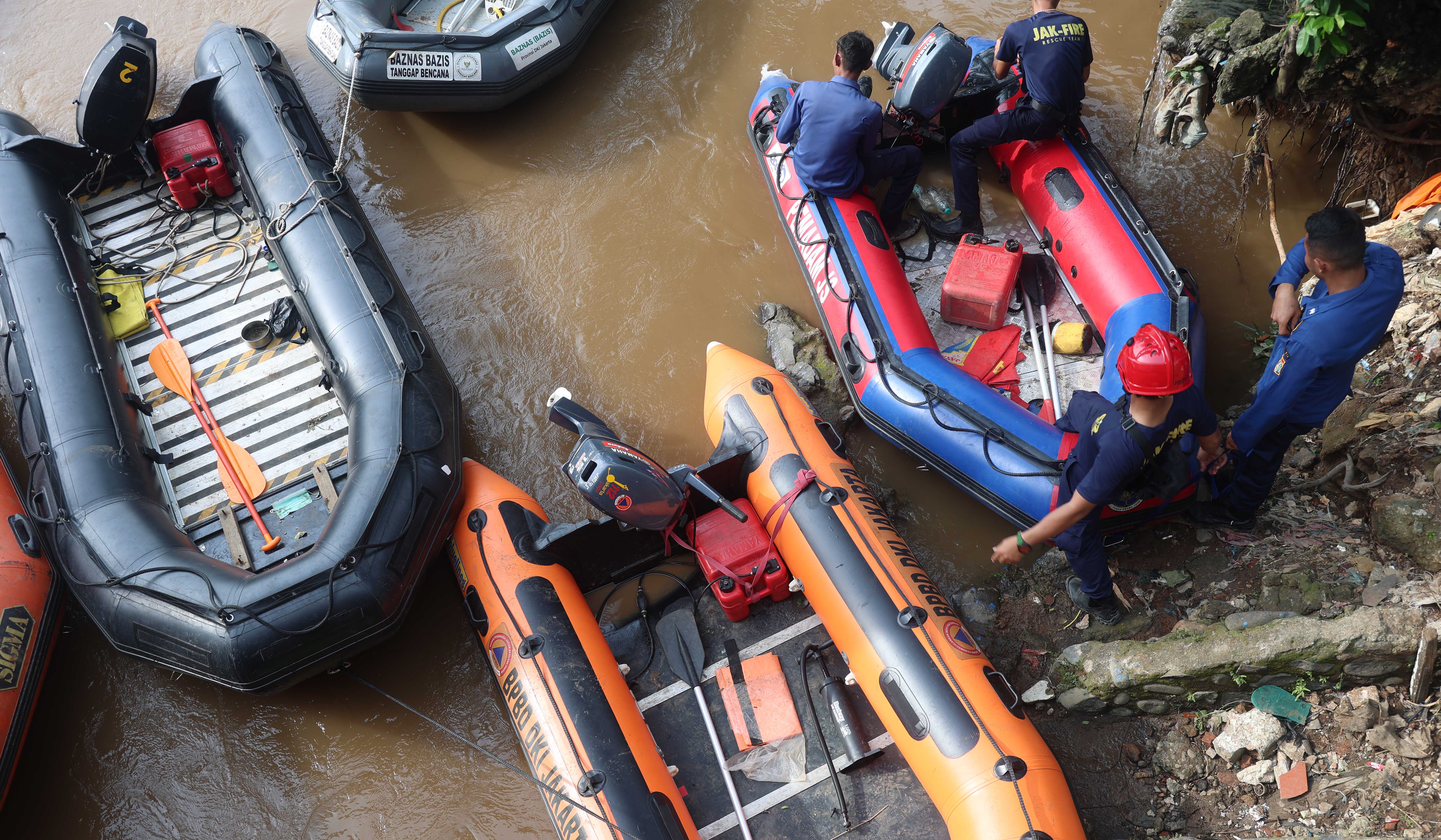 Tim SAR Gabungan melakukan pencarian remaja di Kali Ciliwung. (Agus Priatna/SinPo.id)