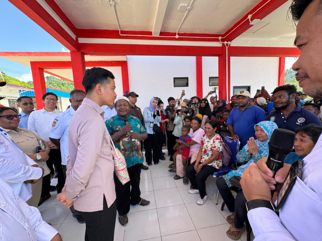 Wapres Gibran Rakabuming meninjau Kampung Nelayan Merah Putih di Wamersen, Raja Ampat, Papua (Ashar/Foto: Setwapres/SinPo.id)