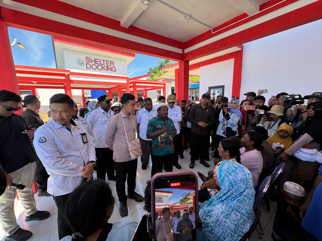 Wapres Gibran Rakabuming meninjau Kampung Nelayan Merah Putih di Wamersen, Raja Ampat, Papua (Ashar/Foto: Setwapres/SinPo.id)