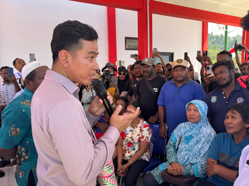 Wapres Gibran Rakabuming meninjau Kampung Nelayan Merah Putih di Wamersen, Raja Ampat, Papua (Ashar/Foto: Setwapres/SinPo.id)