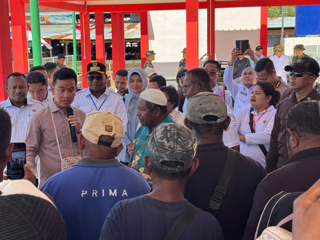 Wapres Gibran Rakabuming meninjau Kampung Nelayan Merah Putih di Wamersen, Raja Ampat, Papua (Ashar/Foto: Setwapres/SinPo.id)