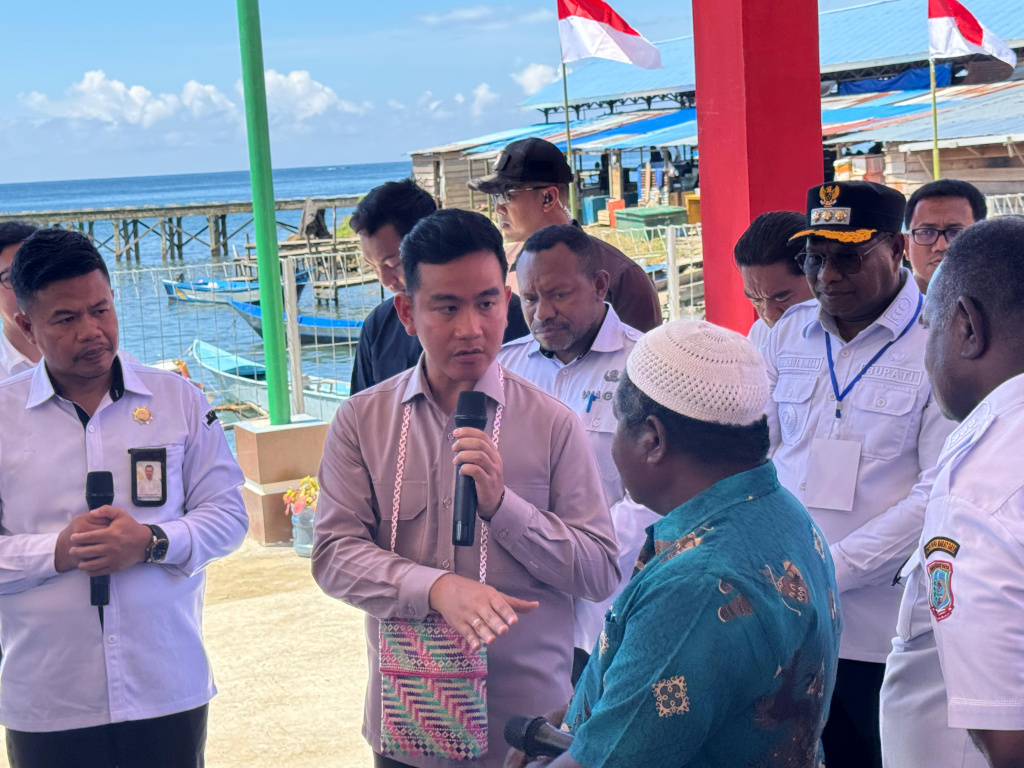 Wapres Gibran Rakabuming meninjau Kampung Nelayan Merah Putih di Wamersen, Raja Ampat, Papua (Ashar/Foto: Setwapres/SinPo.id)