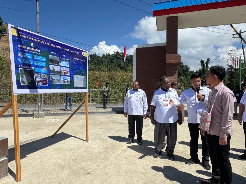 Wapres Gibran Rakabuming meninjau Kampung Nelayan Merah Putih di Wamersen, Raja Ampat, Papua (Ashar/Foto: Setwapres/SinPo.id)