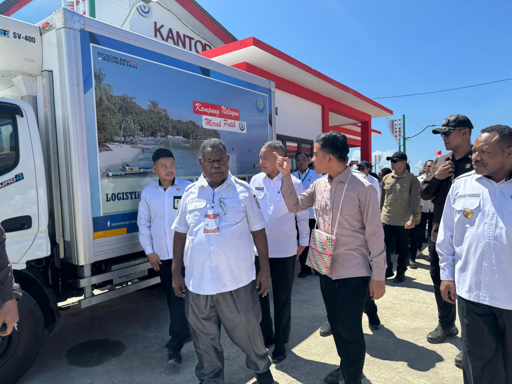 Wapres Gibran Rakabuming meninjau Kampung Nelayan Merah Putih di Wamersen, Raja Ampat, Papua (Ashar/Foto: Setwapres/SinPo.id)