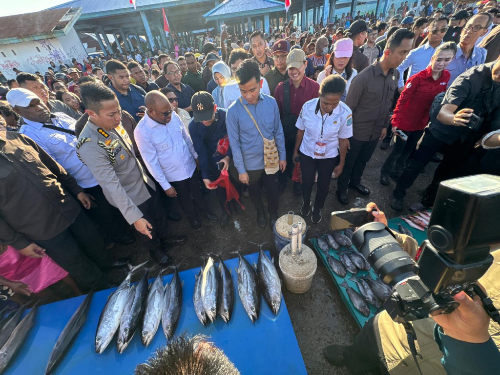 Wapres Gibran Rakabuming meninjau pasar ikan DKP Klademak, Kaligi Sorong Manoi (Ashar/Foto: Setwapres/SinPo.id)