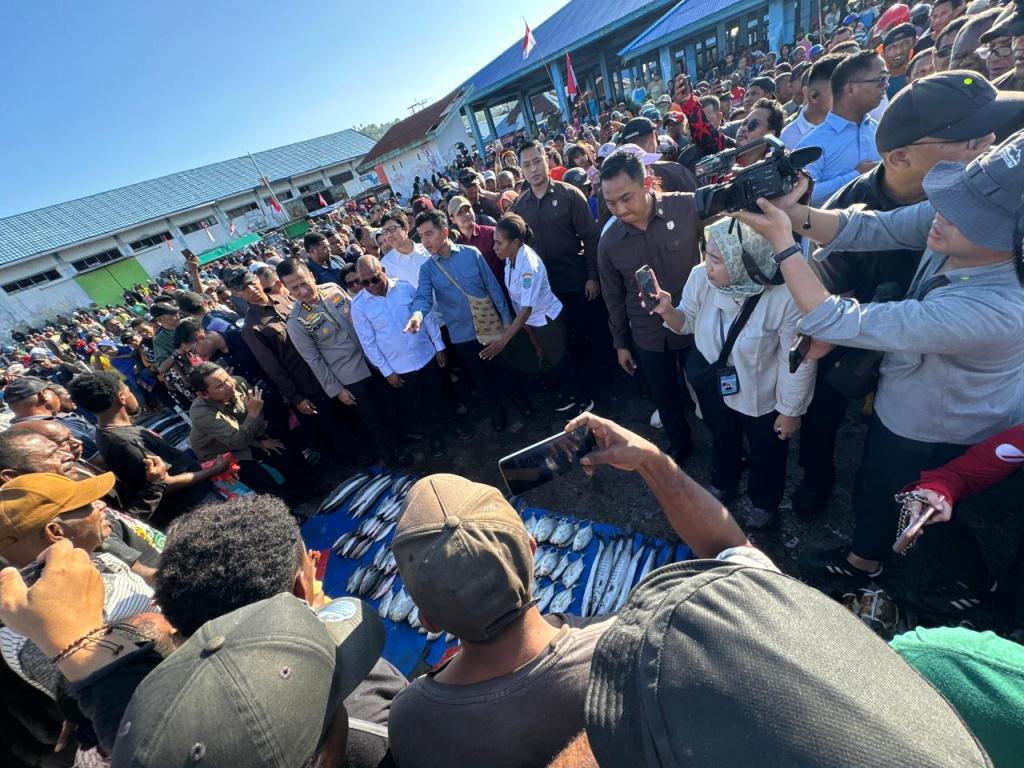 Wapres Gibran Rakabuming meninjau pasar ikan DKP Klademak, Kaligi Sorong Manoi (Ashar/Foto: Setwapres/SinPo.id)