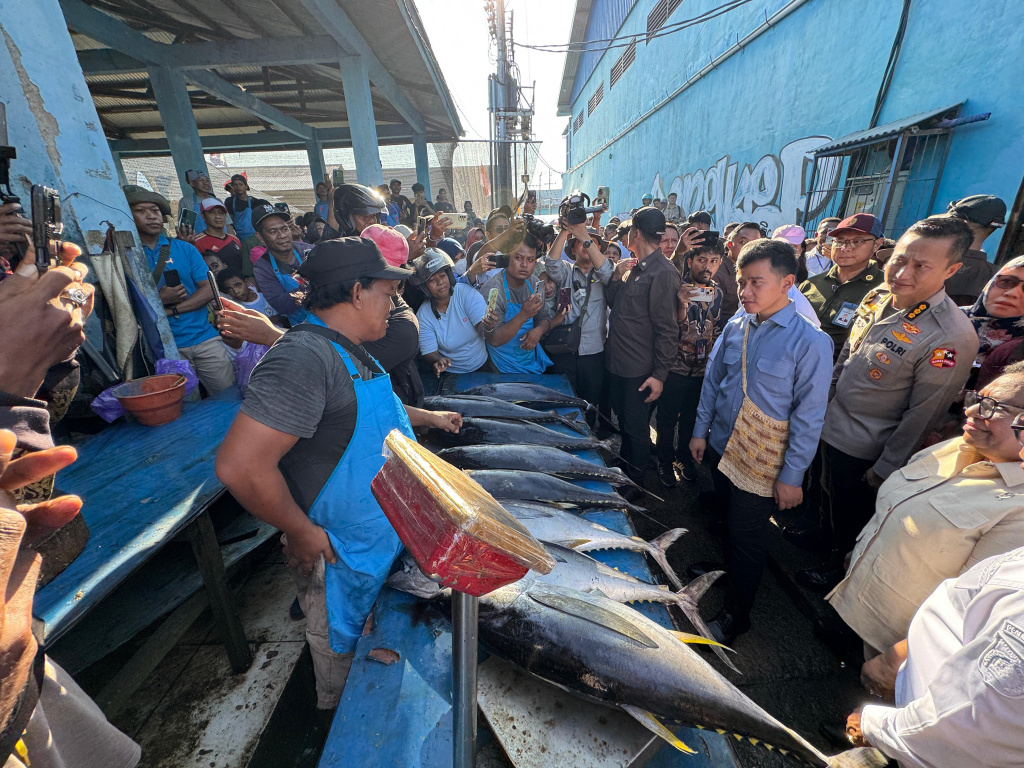 Wapres Gibran Rakabuming meninjau pasar ikan DKP Klademak, Kaligi Sorong Manoi (Ashar/Foto: Setwapres/SinPo.id)