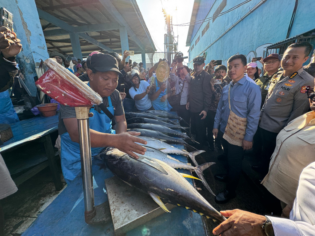 Wapres Gibran Rakabuming meninjau pasar ikan DKP Klademak, Kaligi Sorong Manoi (Ashar/Foto: Setwapres/SinPo.id)