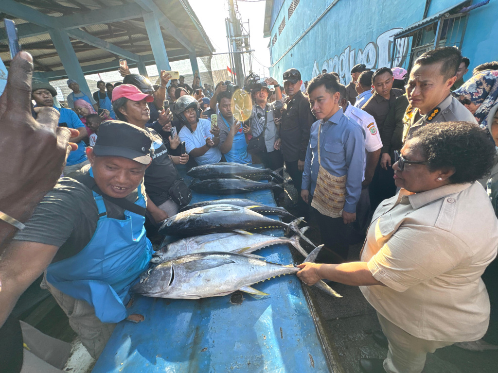 Wapres Gibran Rakabuming meninjau pasar ikan DKP Klademak, Kaligi Sorong Manoi (Ashar/Foto: Setwapres/SinPo.id)