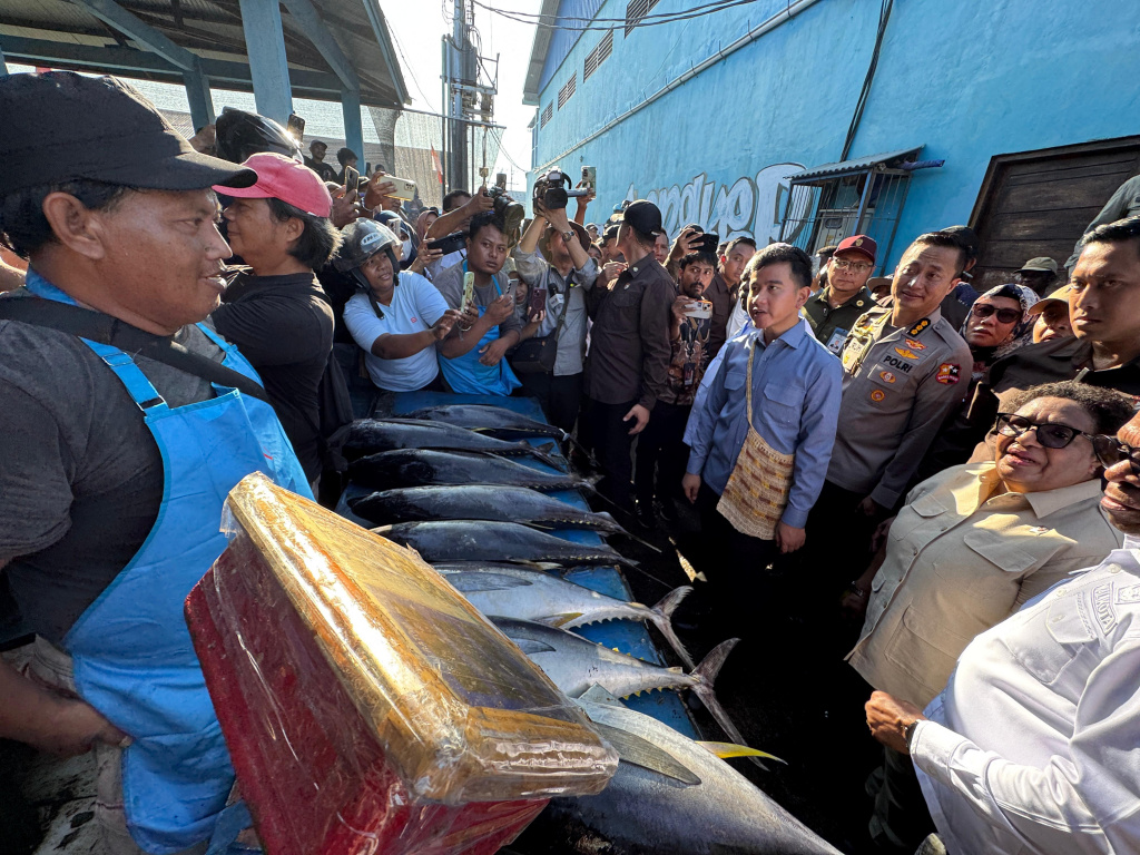 Wapres Gibran Rakabuming meninjau pasar ikan DKP Klademak, Kaligi Sorong Manoi (Ashar/Foto: Setwapres/SinPo.id)