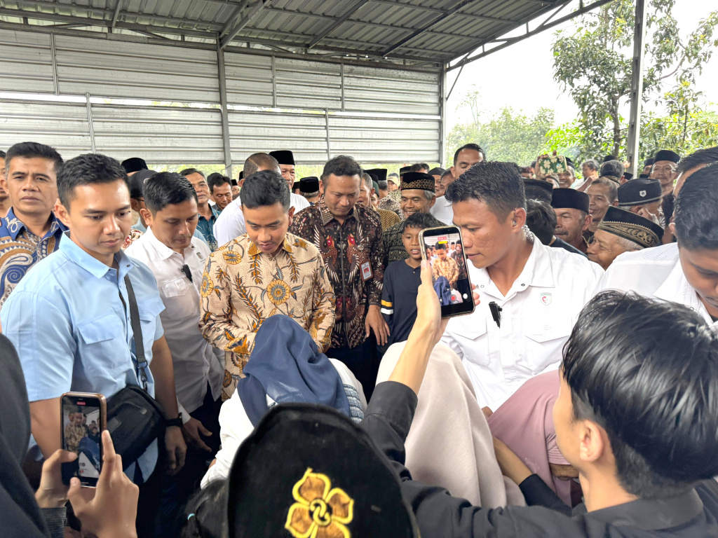 Wapres Gibran Rakabuming meninjau peternakan sapi Sayekti Farm Boyolali (Ashar/Foto: Setwapres/SinPo.id)
