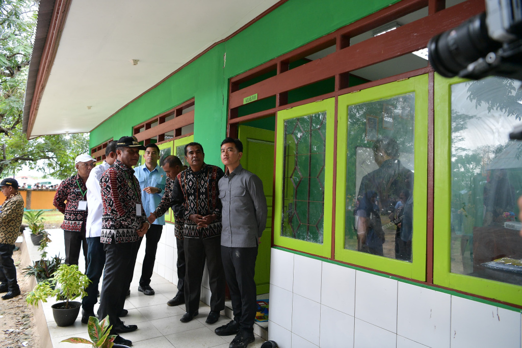 Wapres Gibran Rakabuming meninjau MTS/SD Negeri Papela untuk memastikan program Presiden Prabowo Subianto berjalan optimal hingga menjangkau wilayah 3T (Ashar/Foto: Setwapres/SinPo.id)