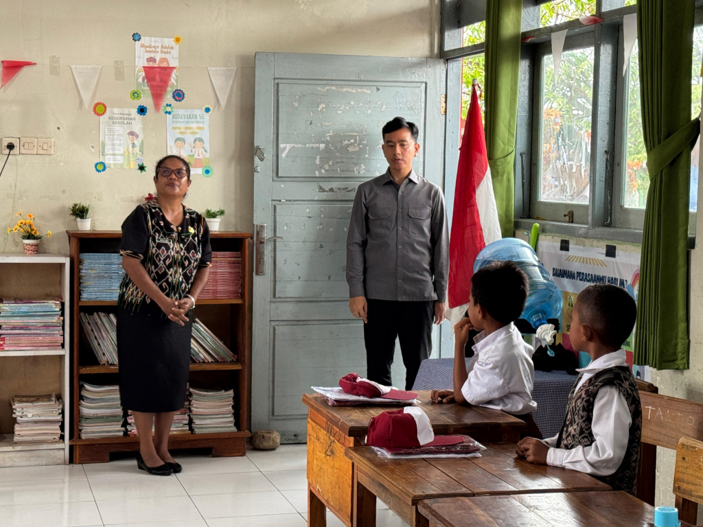 Wapres Gibran Rakabuming meninjau MTS/SD Negeri Papela untuk memastikan program Presiden Prabowo Subianto berjalan optimal hingga menjangkau wilayah 3T (Ashar/Foto: Setwapres/SinPo.id)