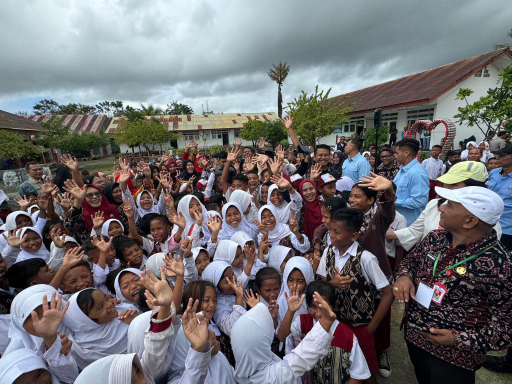 Wapres Gibran Rakabuming meninjau MTS/SD Negeri Papela untuk memastikan program Presiden Prabowo Subianto berjalan optimal hingga menjangkau wilayah 3T (Ashar/Foto: Setwapres/SinPo.id)
