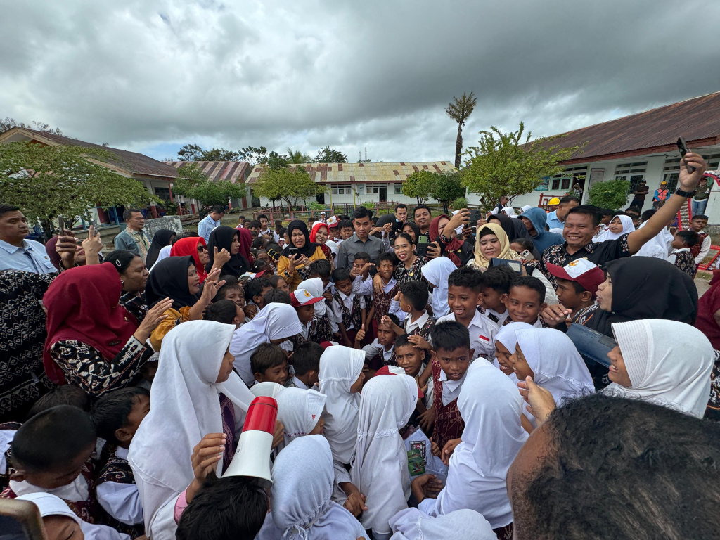 Wapres Gibran Rakabuming meninjau MTS/SD Negeri Papela untuk memastikan program Presiden Prabowo Subianto berjalan optimal hingga menjangkau wilayah 3T (Ashar/Foto: Setwapres/SinPo.id)