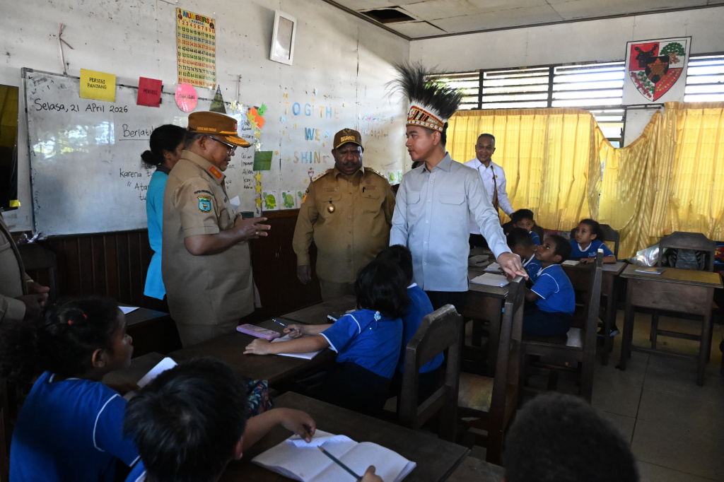 Wapres Gibran Rakabuming meninjau Program Makan Bergizi Gratis (MBG) di Sekolah Kristen Yahukimo (Ashar/Foto: Setwapres/SinPo.id)