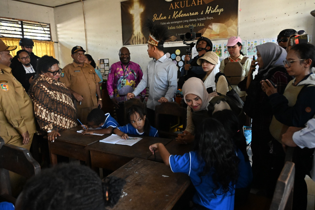 Wapres Gibran Rakabuming meninjau Program Makan Bergizi Gratis (MBG) di Sekolah Kristen Yahukimo (Ashar/Foto: Setwapres/SinPo.id)