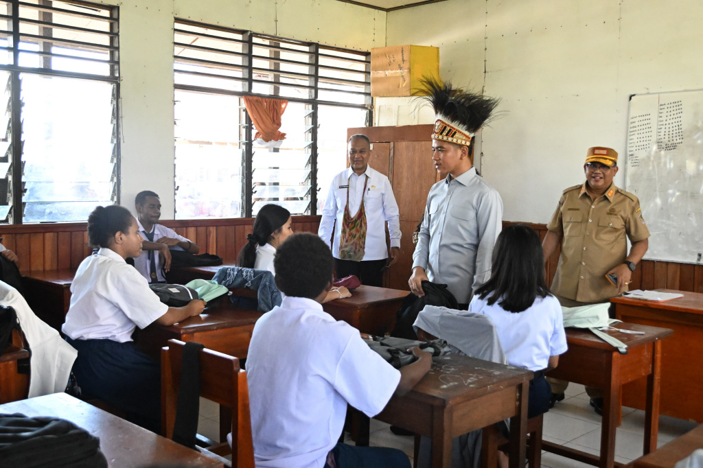 Wapres Gibran Rakabuming meninjau Program Makan Bergizi Gratis (MBG) di Sekolah Kristen Yahukimo (Ashar/Foto: Setwapres/SinPo.id)