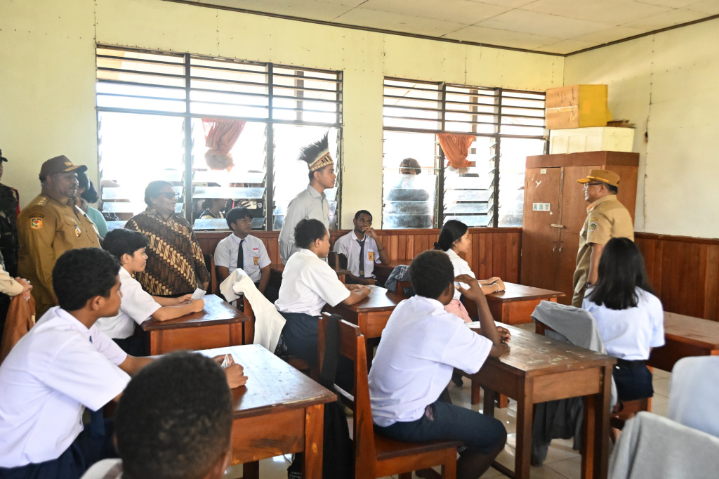 Wapres Gibran Rakabuming meninjau Program Makan Bergizi Gratis (MBG) di Sekolah Kristen Yahukimo (Ashar/Foto: Setwapres/SinPo.id)