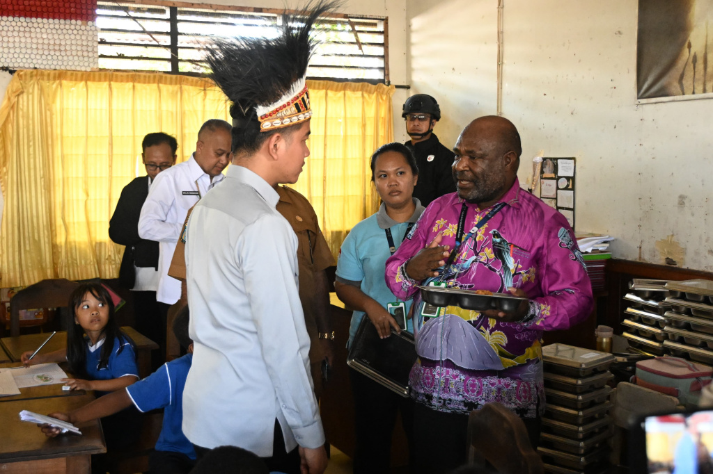 Wapres Gibran Rakabuming meninjau Program Makan Bergizi Gratis (MBG) di Sekolah Kristen Yahukimo (Ashar/Foto: Setwapres/SinPo.id)