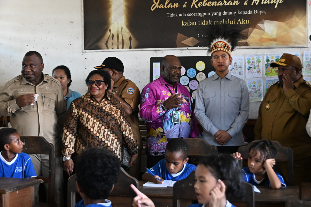 Wapres Gibran Rakabuming meninjau Program Makan Bergizi Gratis (MBG) di Sekolah Kristen Yahukimo (Ashar/Foto: Setwapres/SinPo.id)